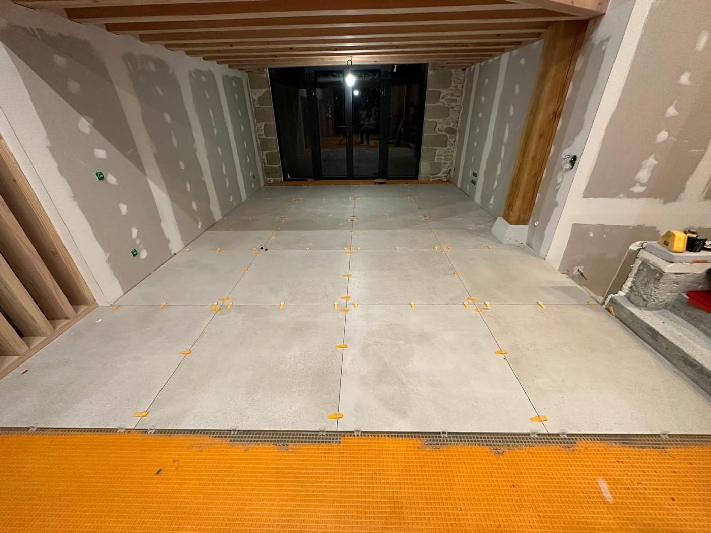 Sol en carrelage grand format dans une pièce