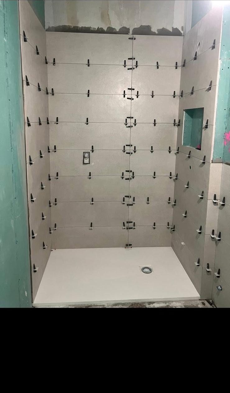Douche aux murs carrelés en cours de pose