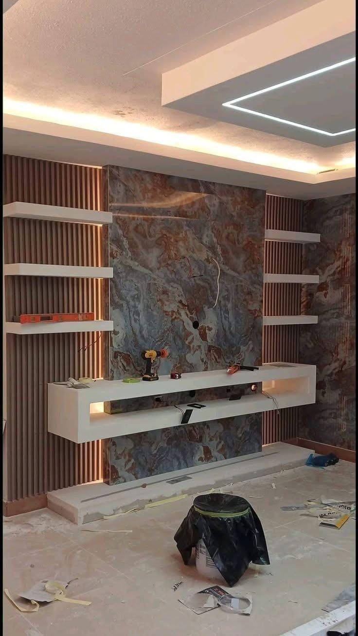 Meuble en gyproc avec éclairage et mur revêtu